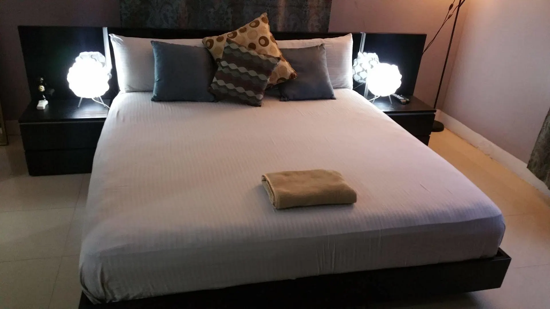 Modern London Decor Guest Apartments Kingston
